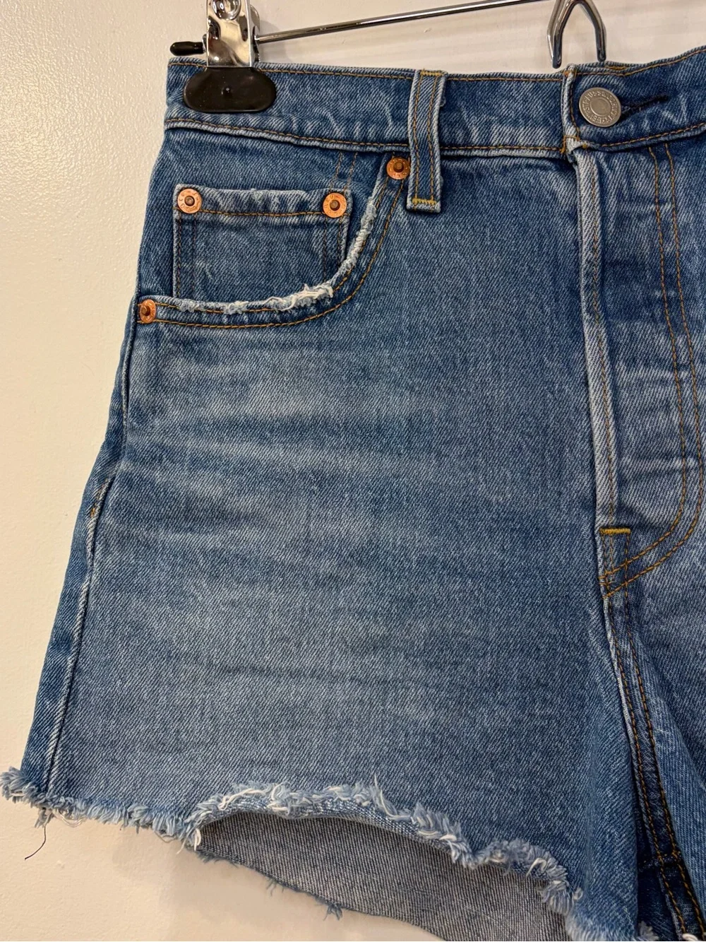 Levi’s Ribcage Shorts - Picture 3 of 5